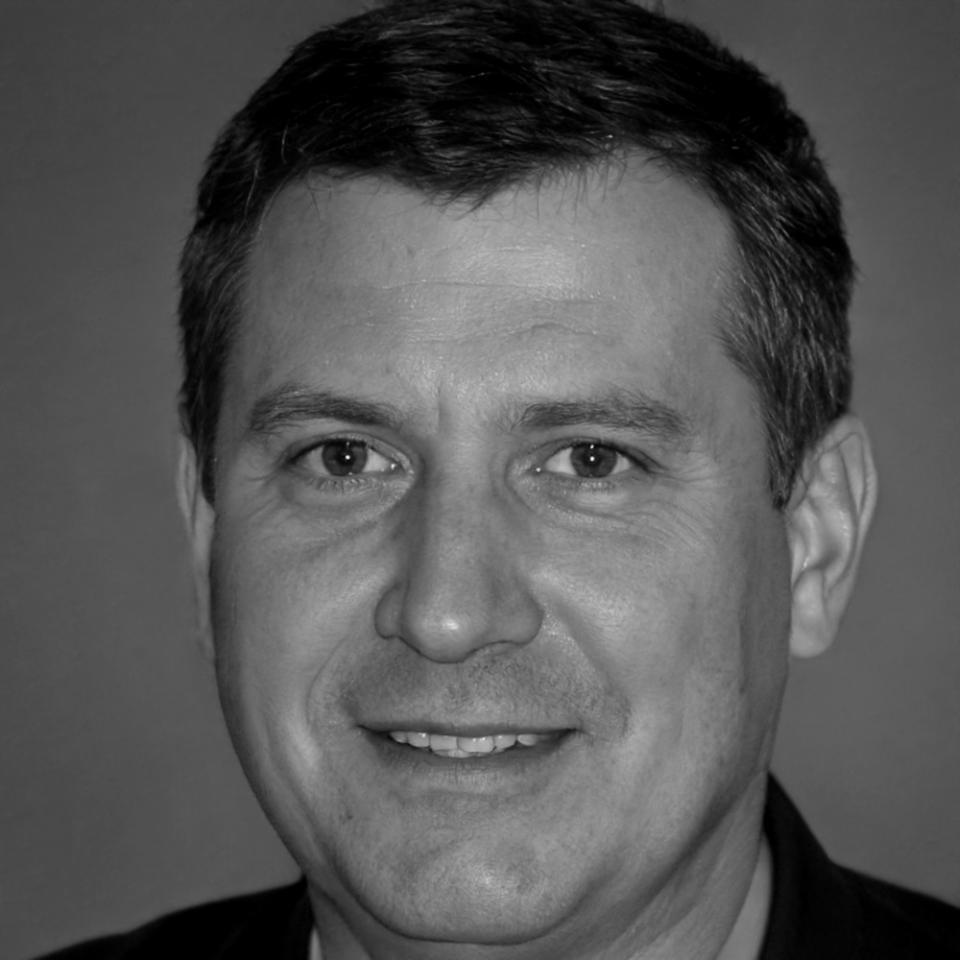 Finanzexperte präsentiert statistische Auswertungen und Geschäftskennzahlen