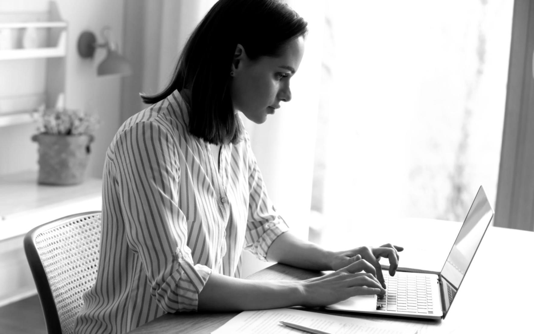 Detaillierte Finanzanalyse mit statistischen Auswertungen auf mehreren Bildschirmen